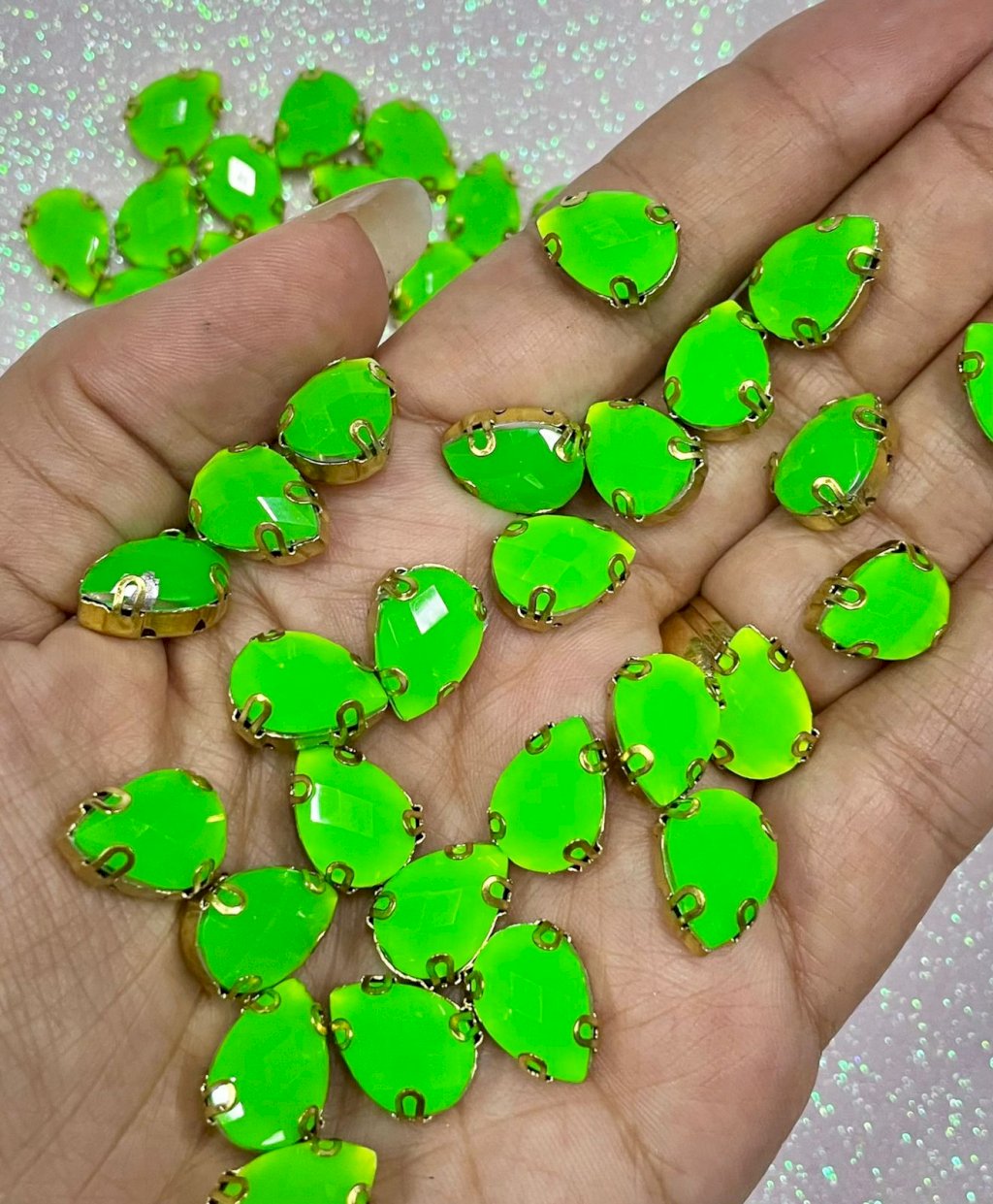 Chaton Engrampado GOTA Limport VERDE FLÚOR 10x14mm 10und