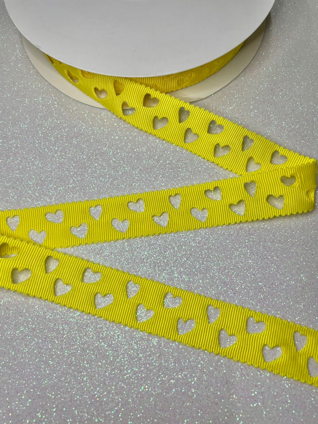 Fita Gorgurão Vazada Coração Yama n°5 Cor645-AMARELO 22mm 05mt