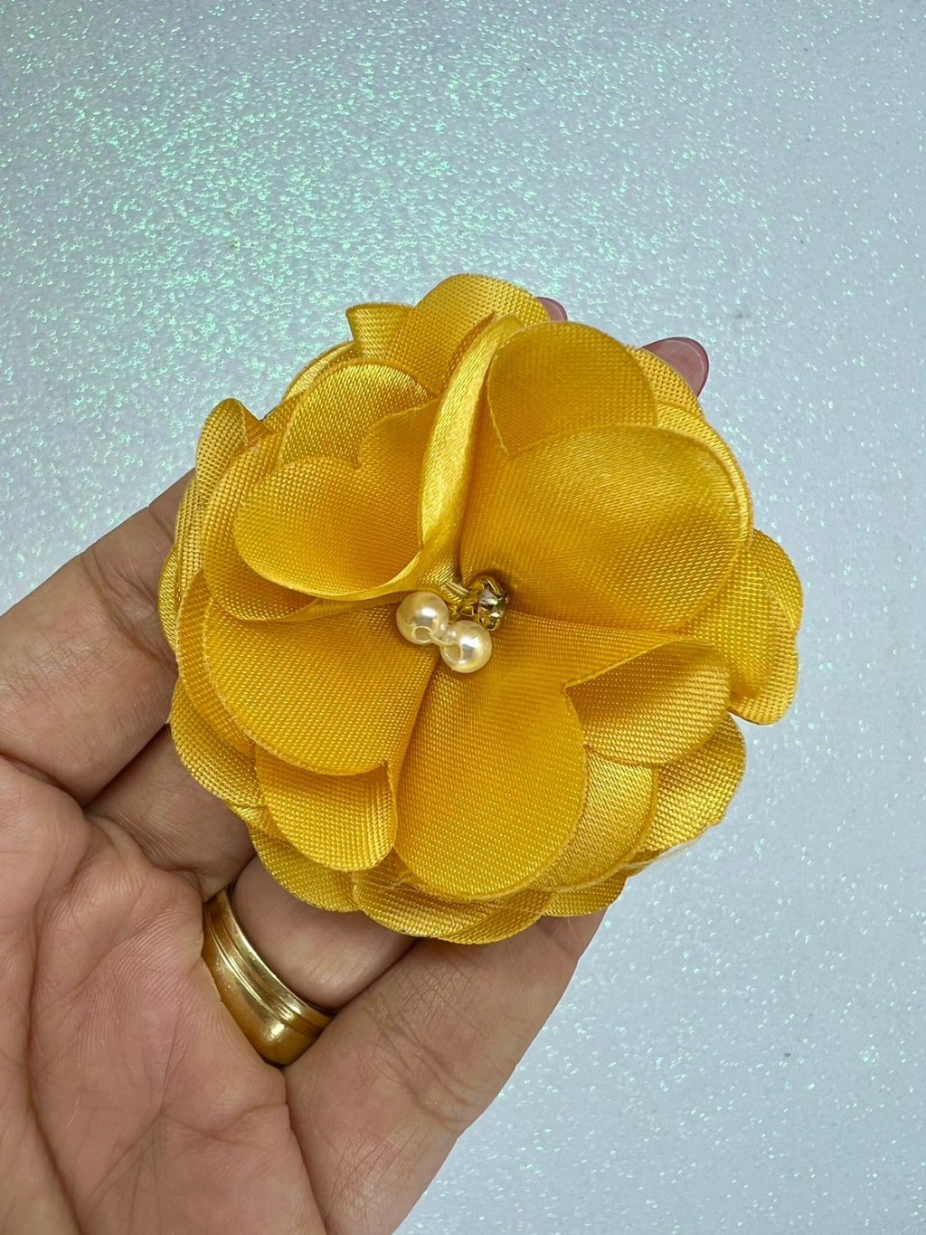 Rosa Cetim c/pérola EgFlores Ref:186263 AMARELO MOSTARDA 60mm 01Und