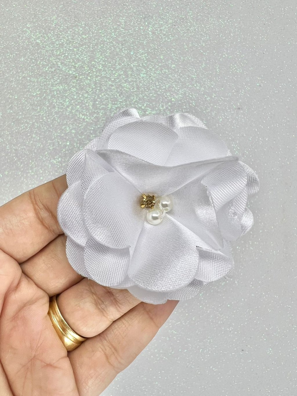 Rosa Cetim c/pérola EgFlores Ref:186263 BRANCA 60mm 01Und