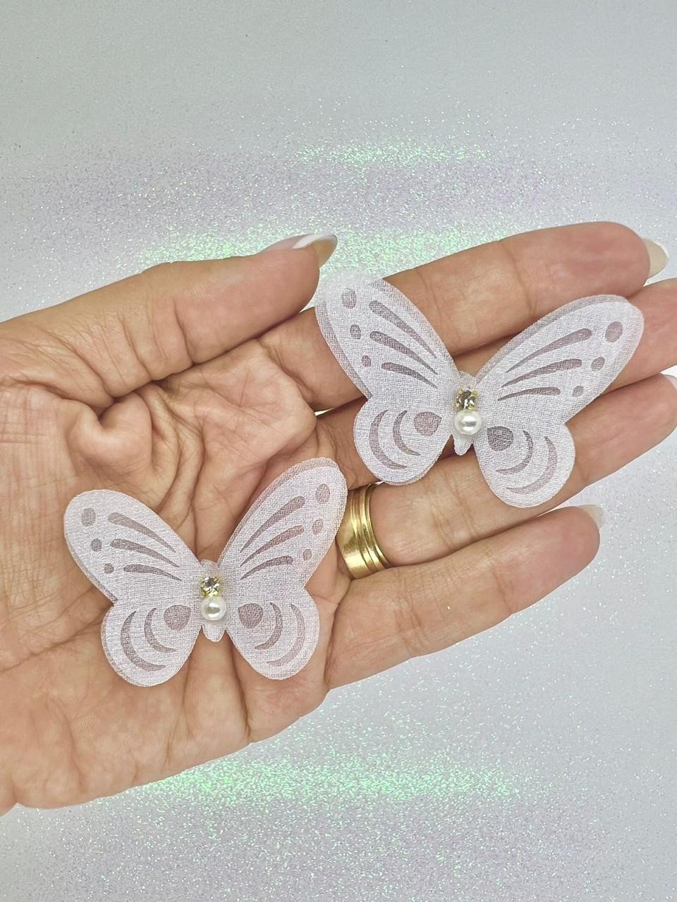 Aplique Borboleta Voil Vazada com Strass/Pérola Ref:294492 BRANCA 55x40mm 02und