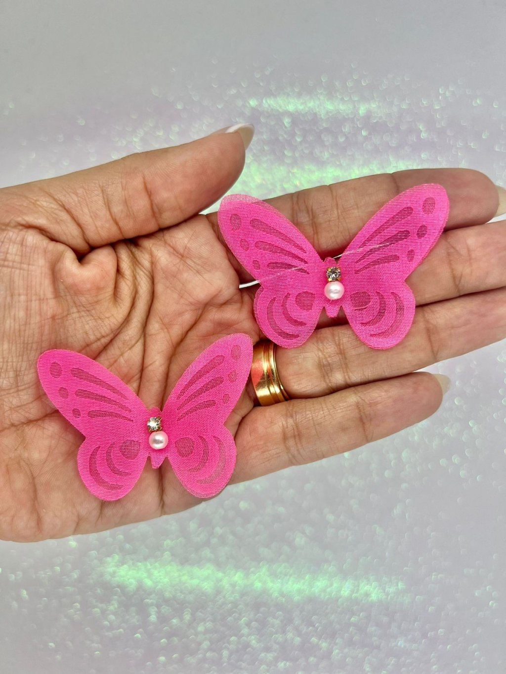 Aplique Borboleta Voil Vazada com Strass/Pérola Ref:294492 ROSA NEON 55x40mm 02und