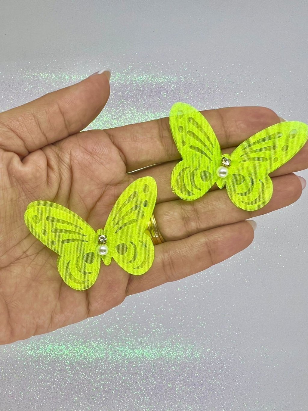 Aplique Borboleta Voil Vazada com Strass/Pérola Ref:294492 AMARELO NEON 55x40mm 02und