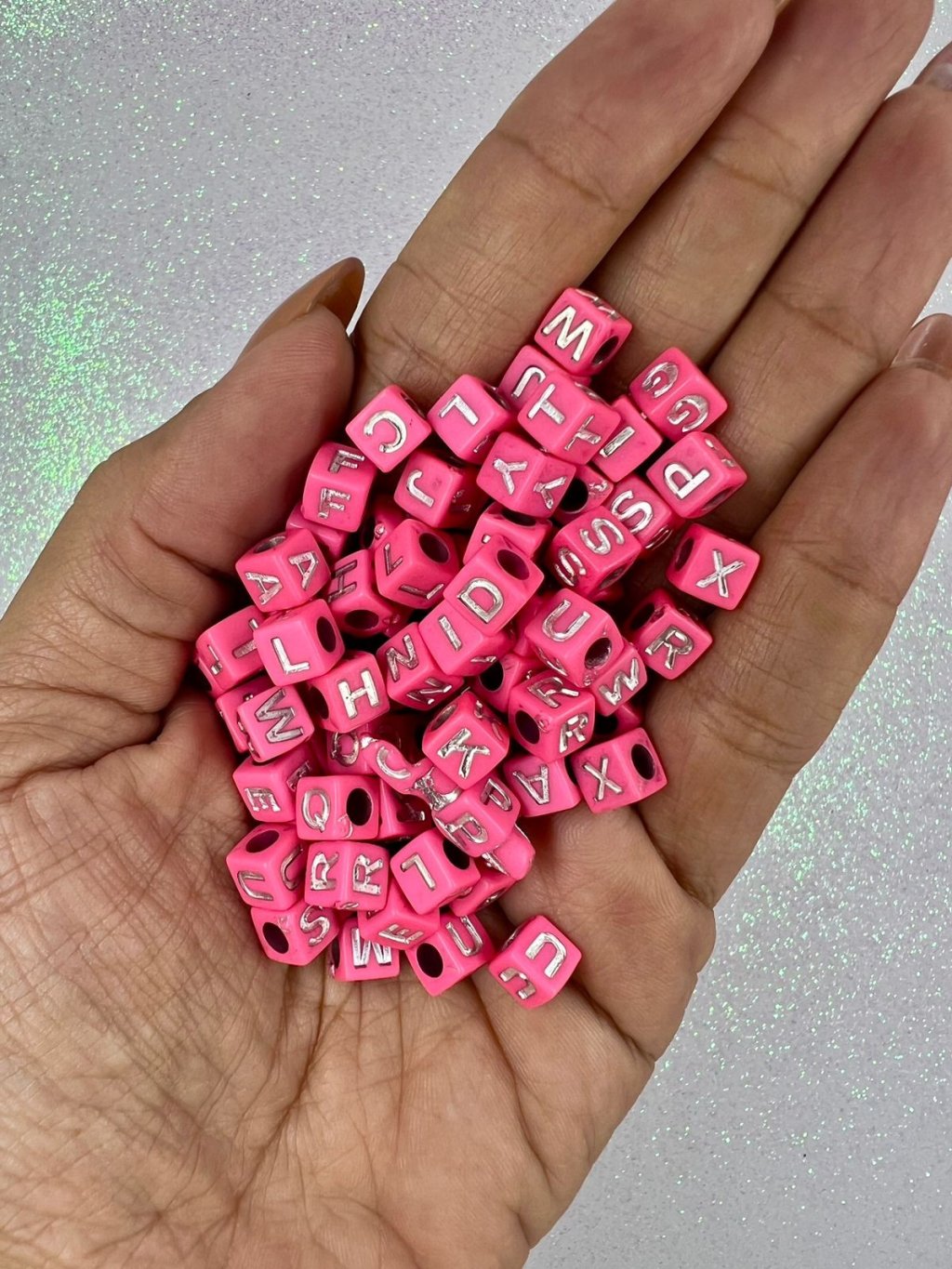 Miçanga quadrada LETRAS Nybc ROSA NEON/PRATA 20g