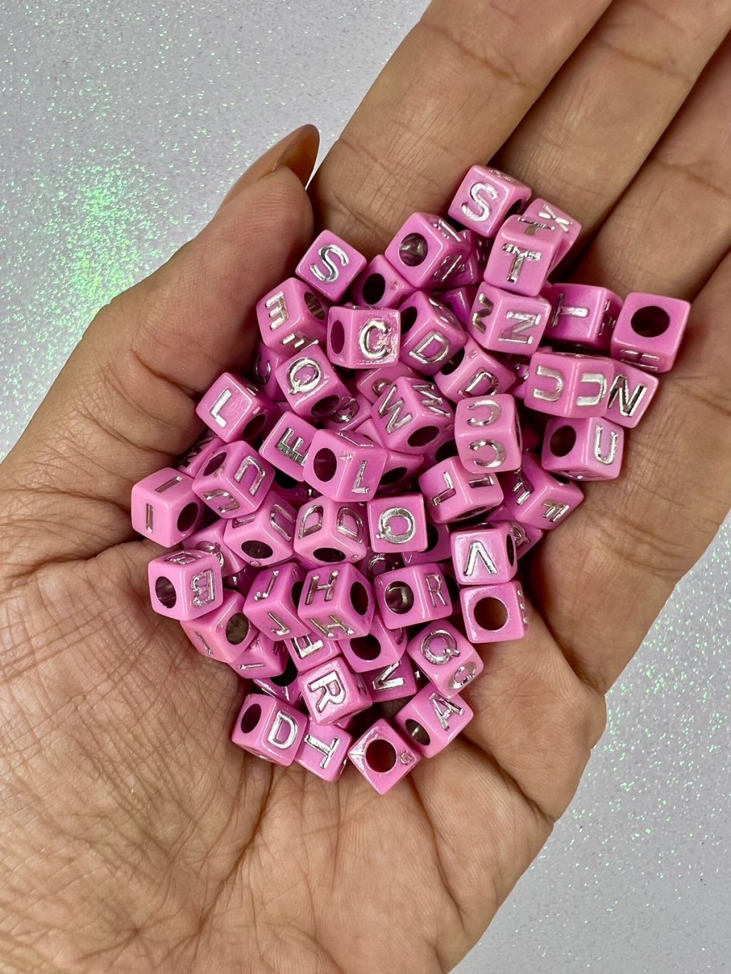 Miçanga quadrada LETRAS Nybc ROSA/PRATA 20g