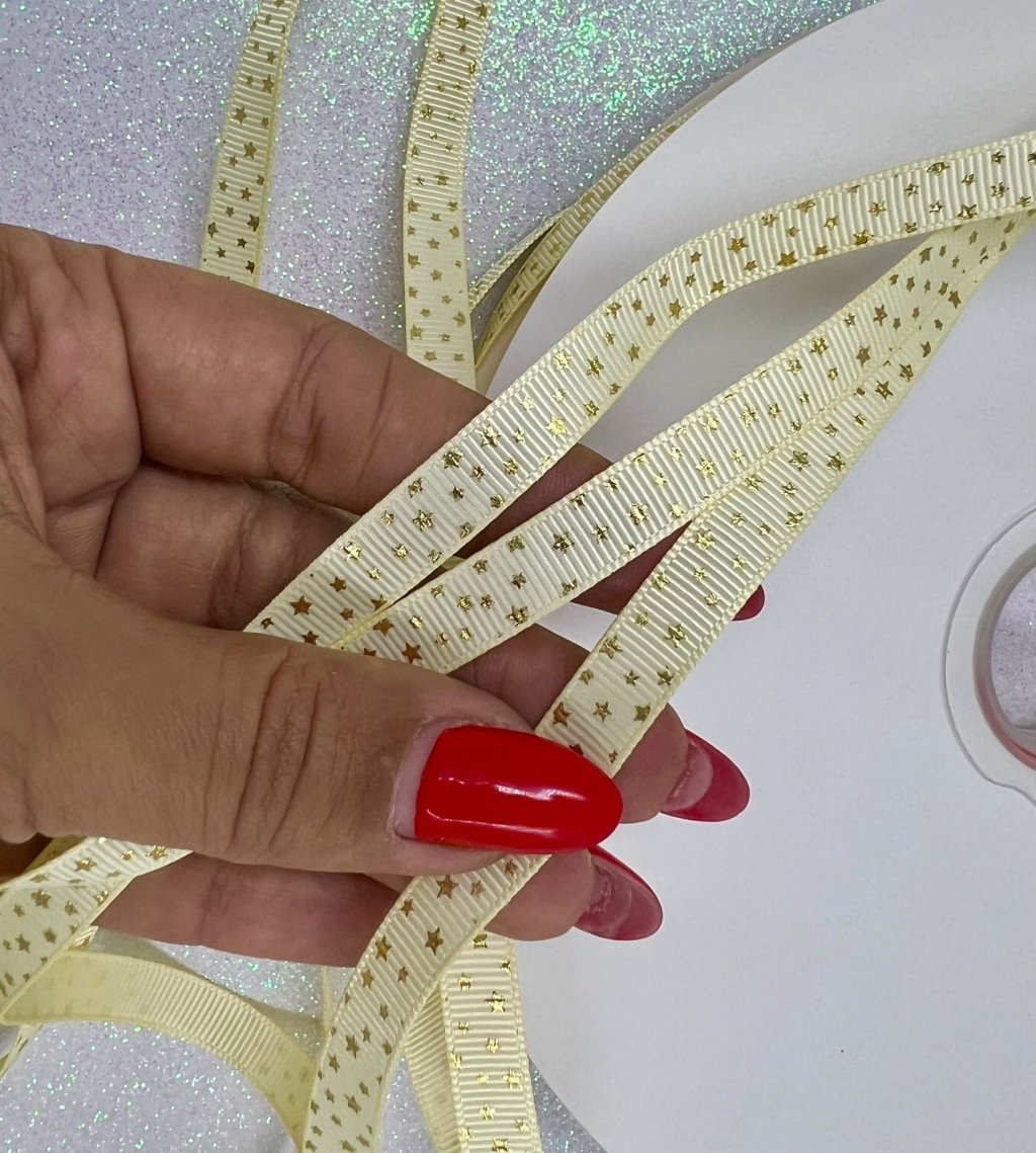 Fita Gorgurão Mini Estrelas/Natal Yama Cor824-ButterMilk/Gold 10mm 05mt