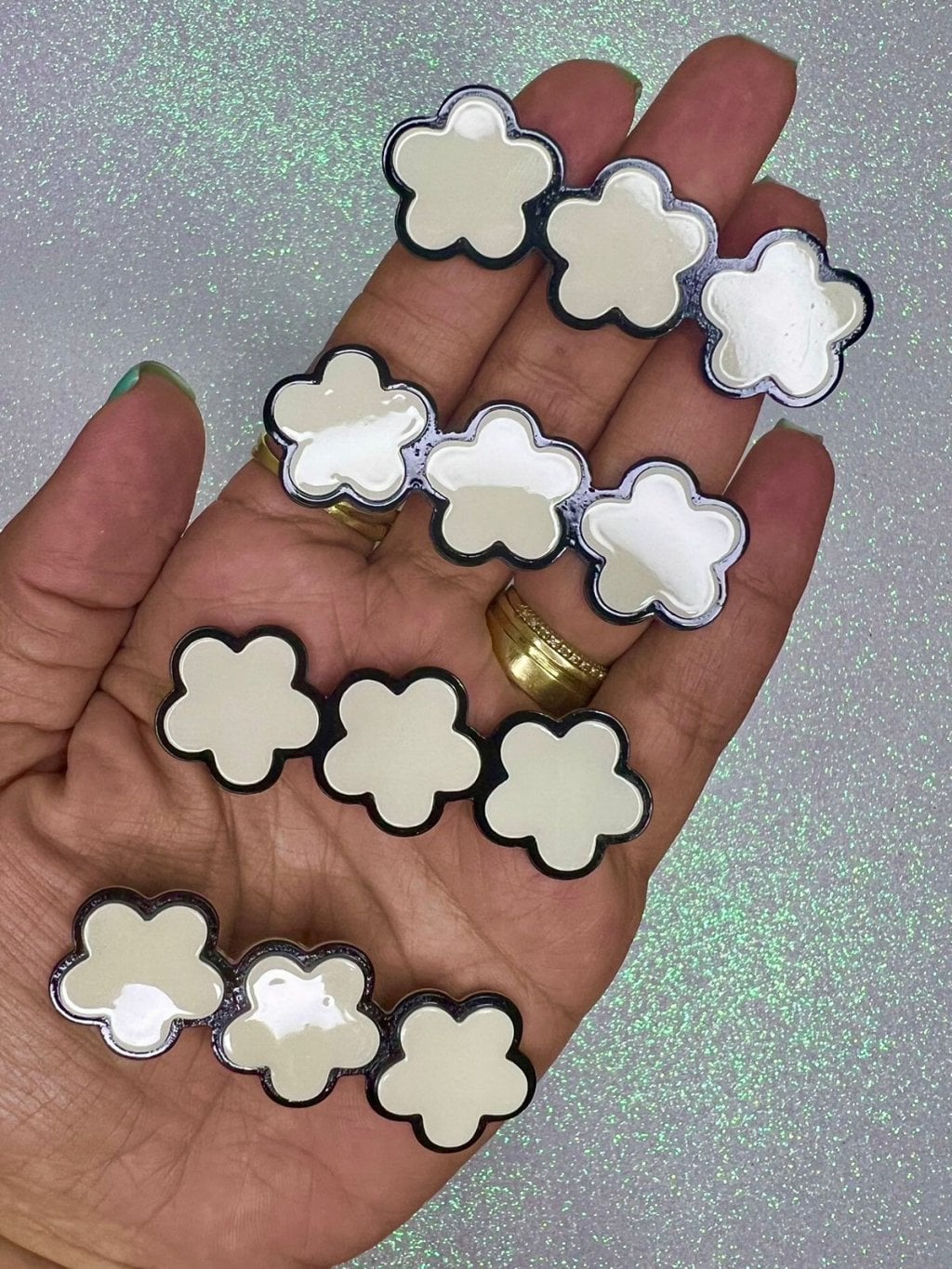 Aplique Resina Trio Flores Yama Ref:102412 65mm OFFWHITE/PRETO 02und