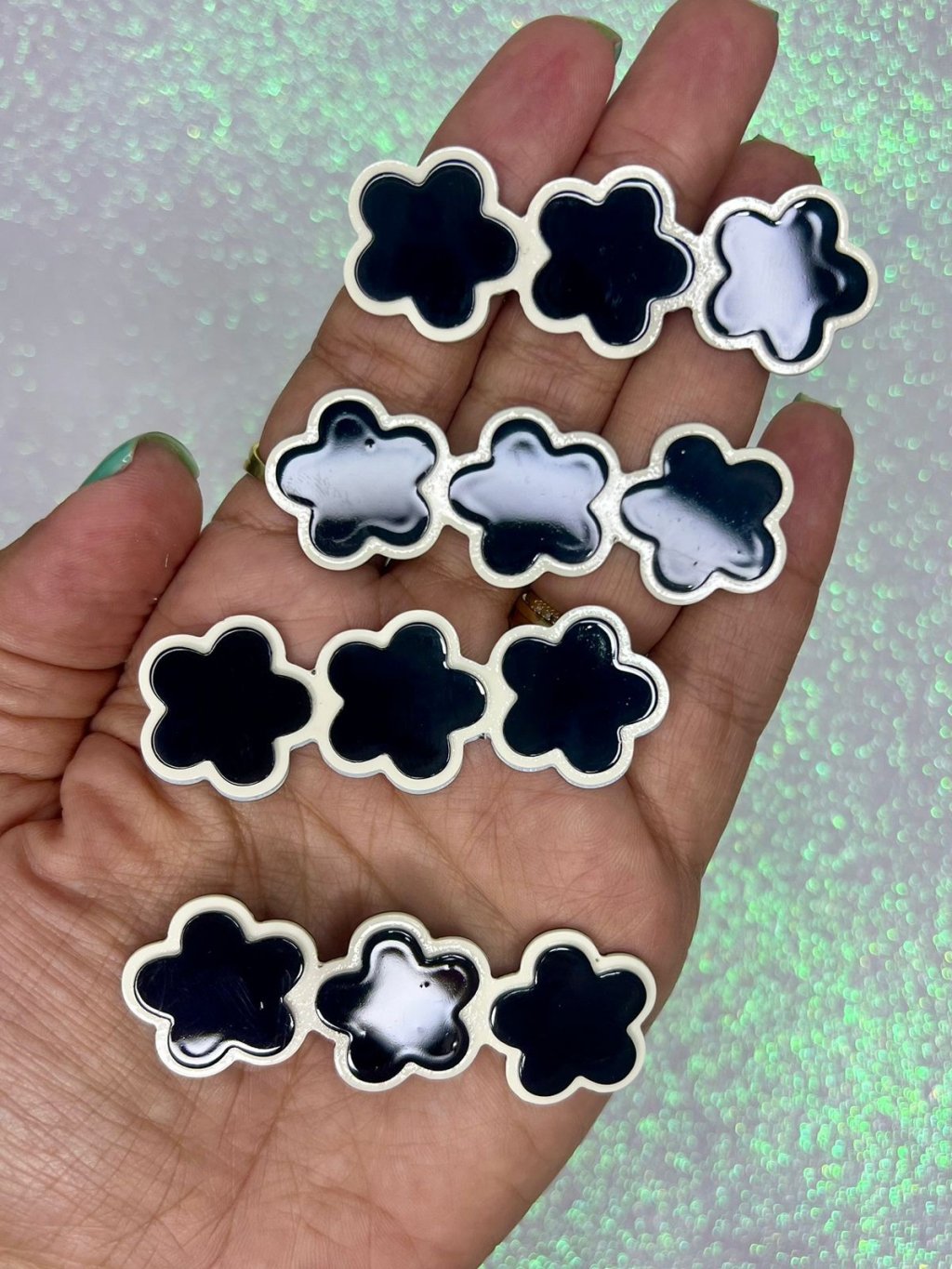 Aplique Resina Trio Flores Yama Ref:102412 65mm PRETO/OFFWHITE 02und