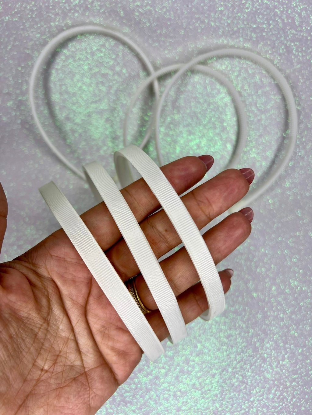 Tiara Fina com dente encapada gorgurão Mili Cor028-OFFWHITE 10mm