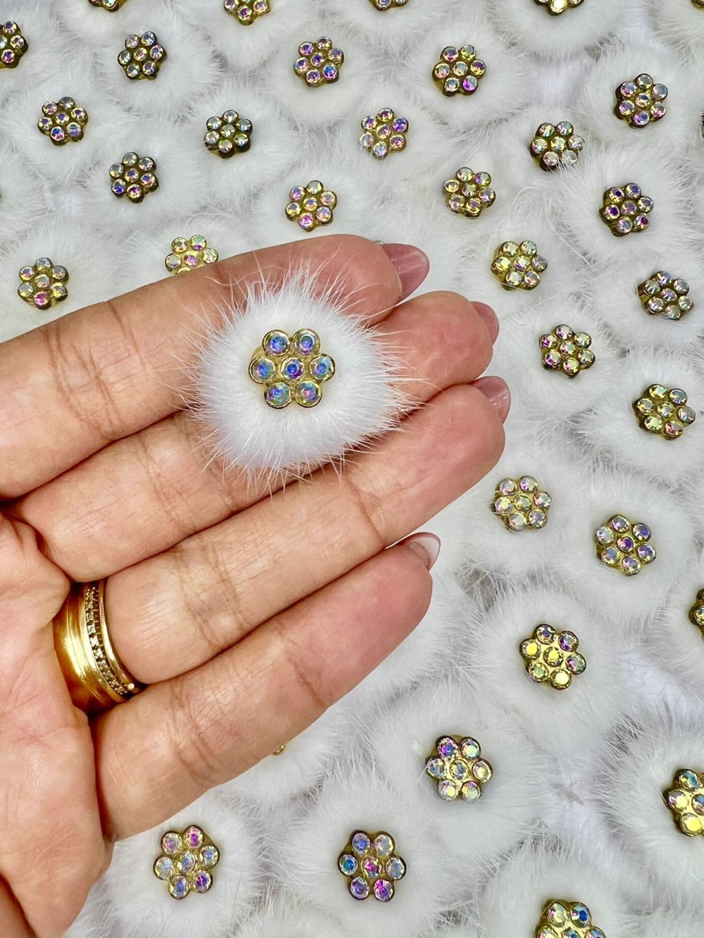 Meio Pompom Pelúcia c/Flor Strass Lomil Ref:48618 BRANCO 25mm 02und