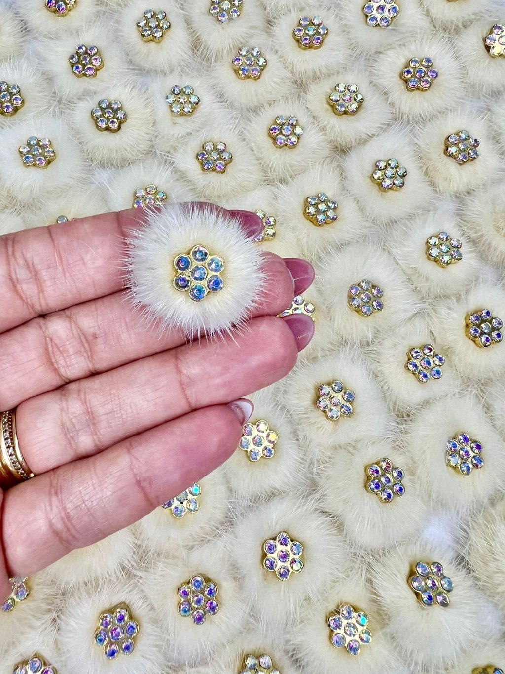 Meio Pompom Pelúcia c/Flor Strass Lomil Ref:48618 OFFWHITE 25mm 02und