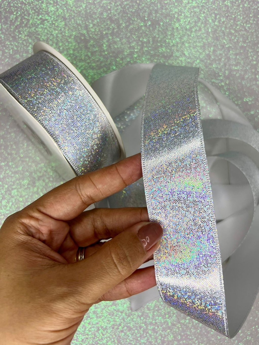 Fita Cetim Gliter Holográfica Mili n°9 PRATA 38mm 03mt