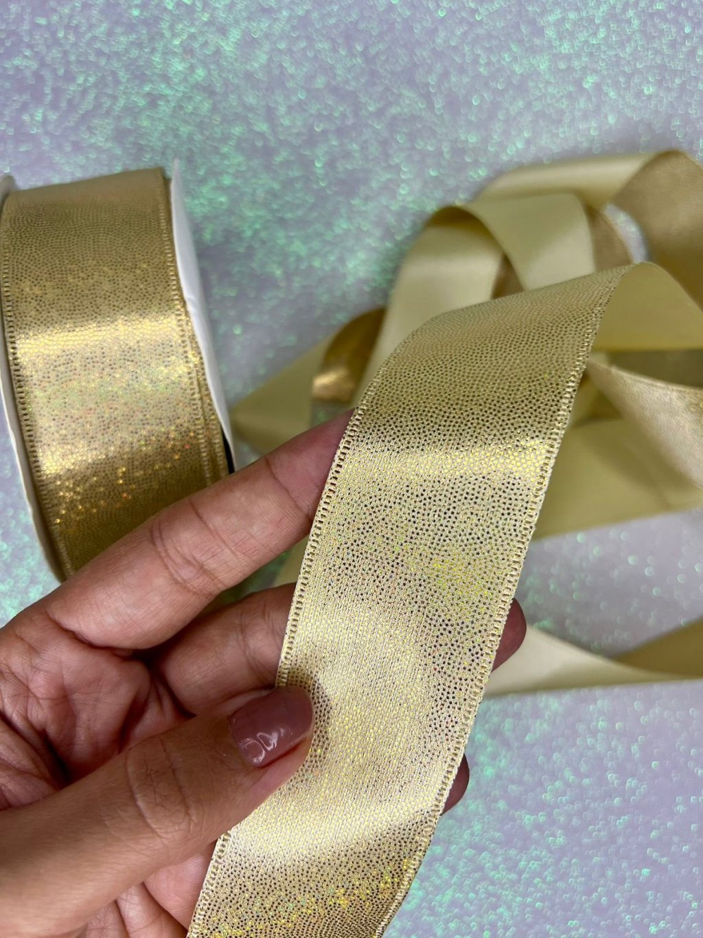 Fita Cetim Gliter Holográfica Mili n°9 OURO 38mm 03mt