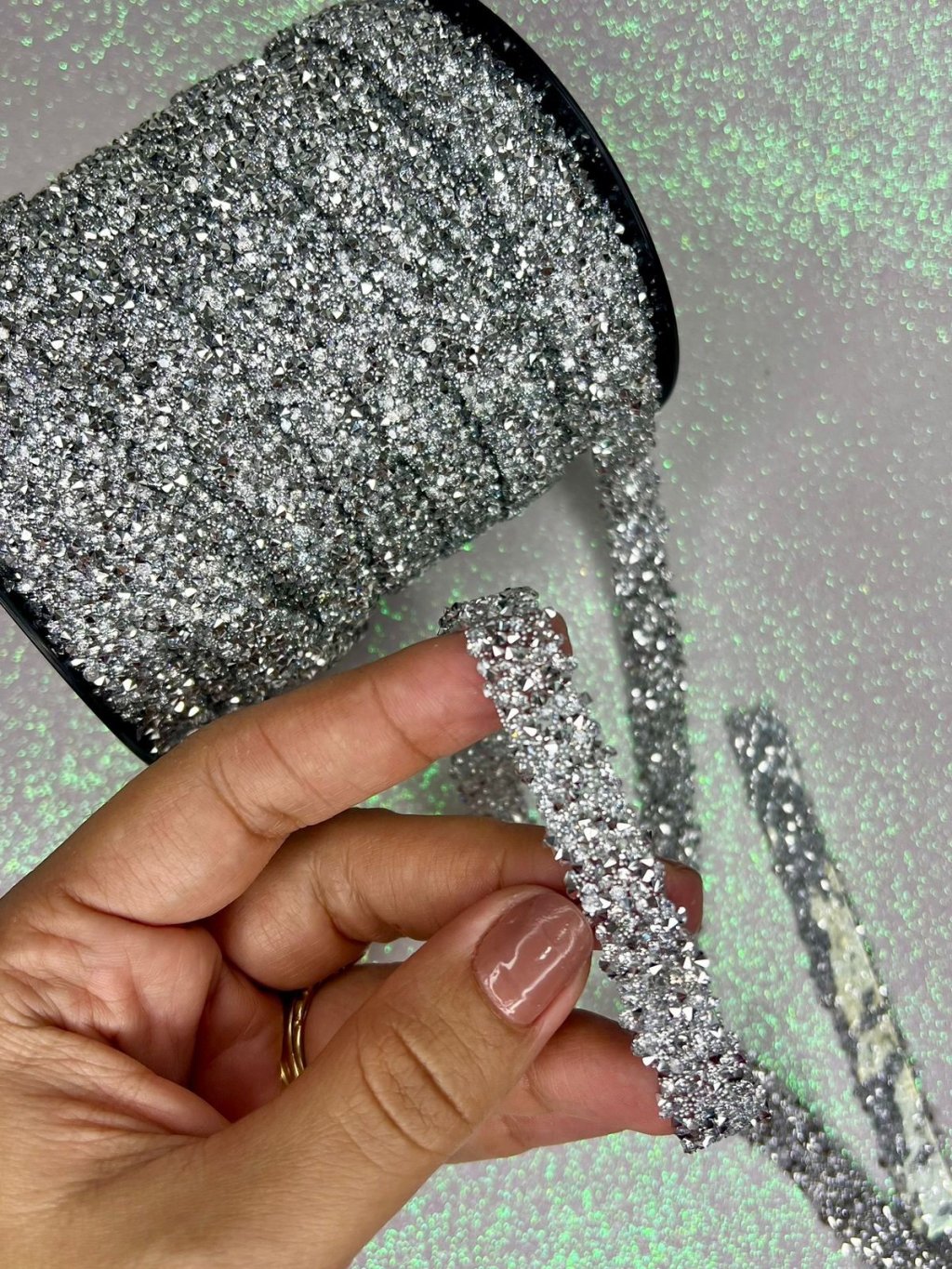 Micro Manta Strass/Pérola cravejado ADESIVA Yama Ref:48726 PRATA/BRANCO 10mm metro