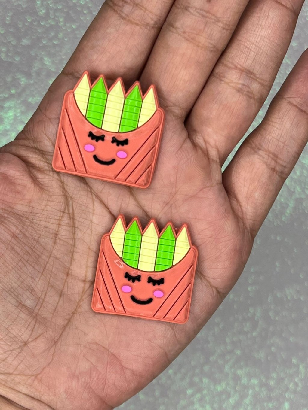 Aplique Emborrachado Caixa Lápis de Cor Yama Ref:43166 30mm 02und