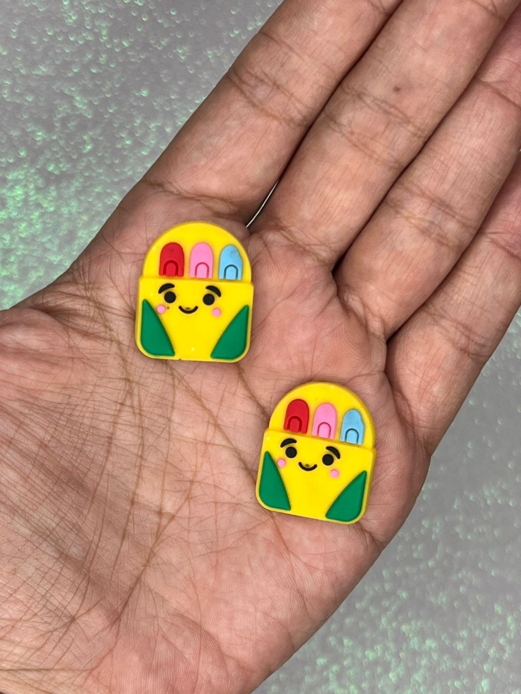 Aplique Emborrachado Estojo Amarelo c/Canetas Yama Ref:49037 20mm 02und