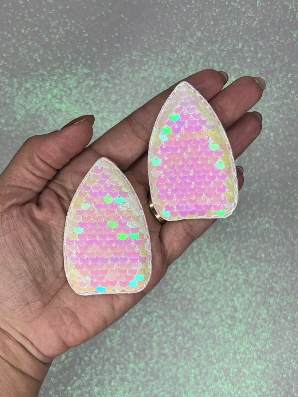 Aplique Orelha Coelho Paetê Lomil REf:49215 OFFWHITE IRISADO 70mm 01PAR