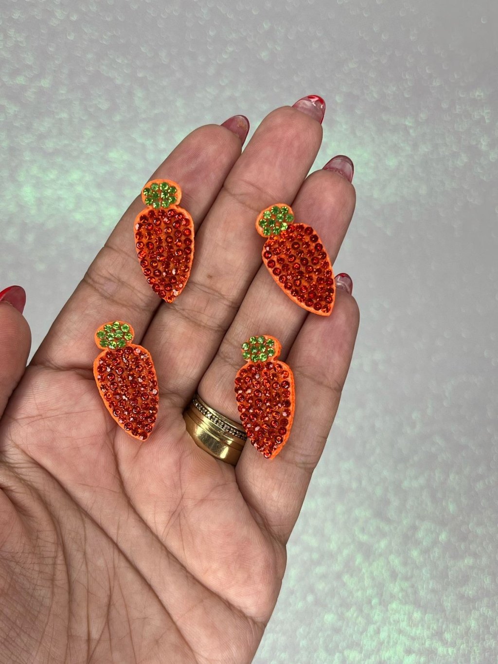 Aplique Cenoura Strass Ref:49454 PatImport LARANJA/VERDE 30mm 02und