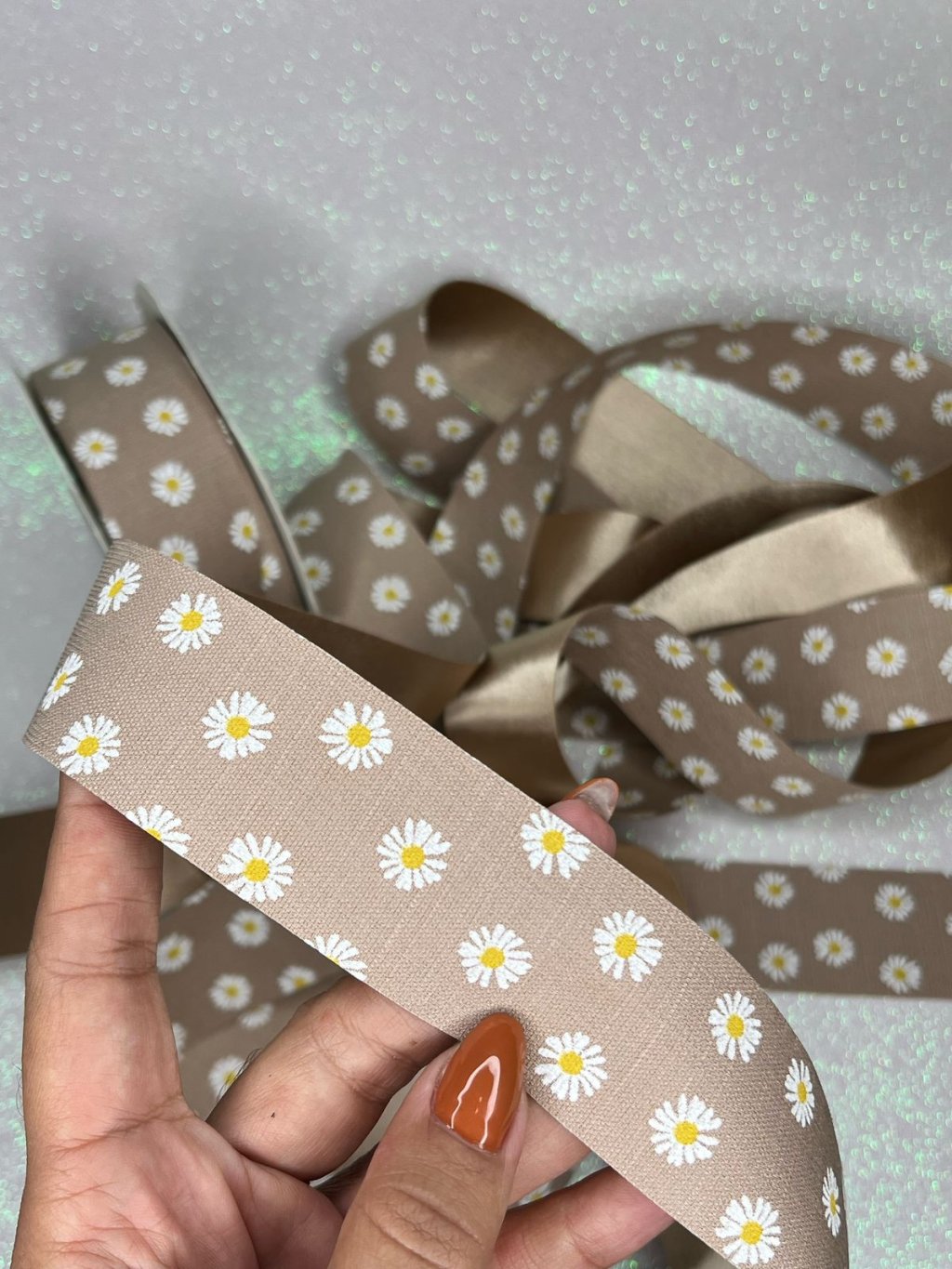 Fita Linho/Cetim Margarida Mili Ref:49575 BEGE ESCURO 38mm 02mt