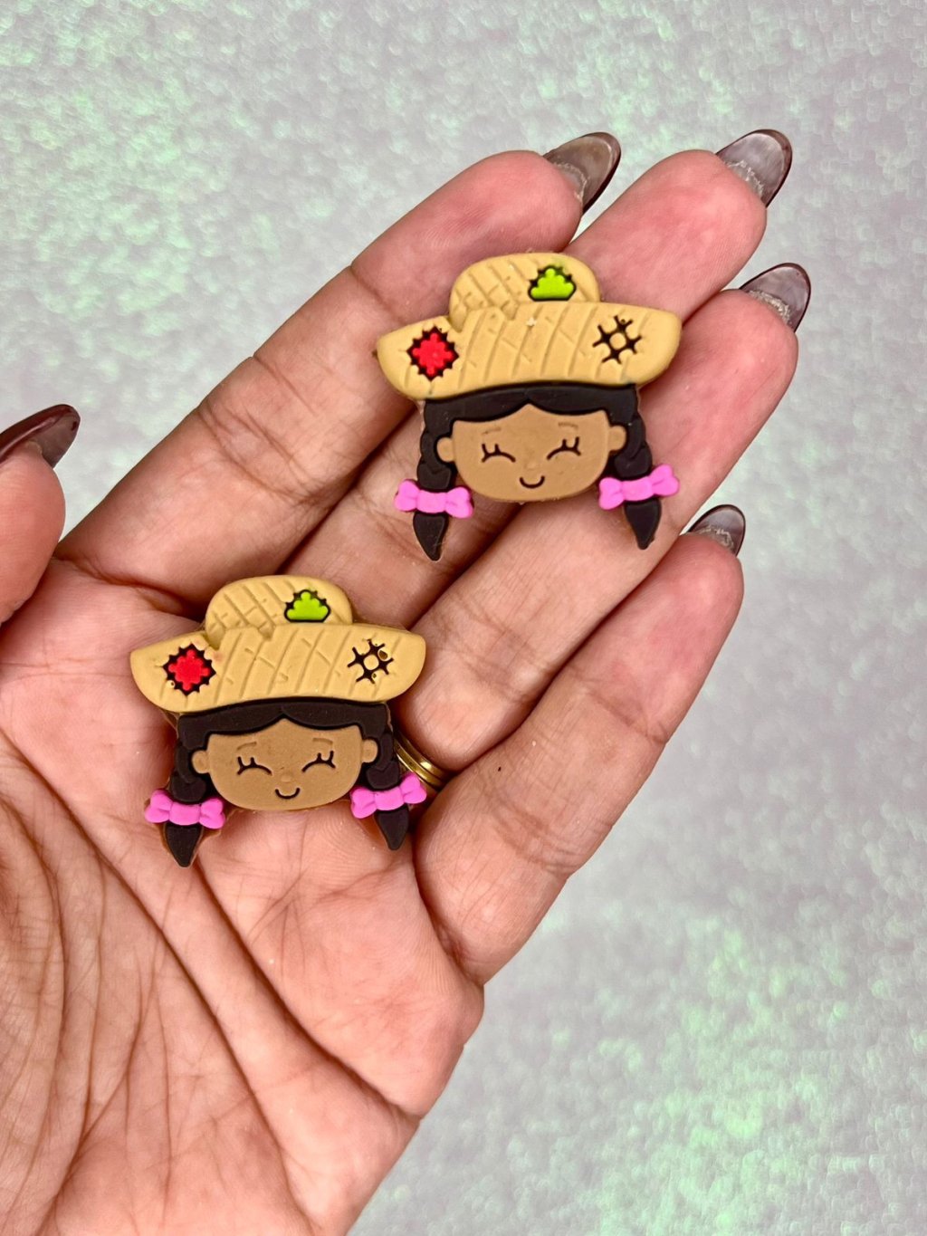 Aplique Emborrachado Menina Junina (Chapéu Retalho) FrrImport Ref:43937 Cabelo Preto 35mm 02und 