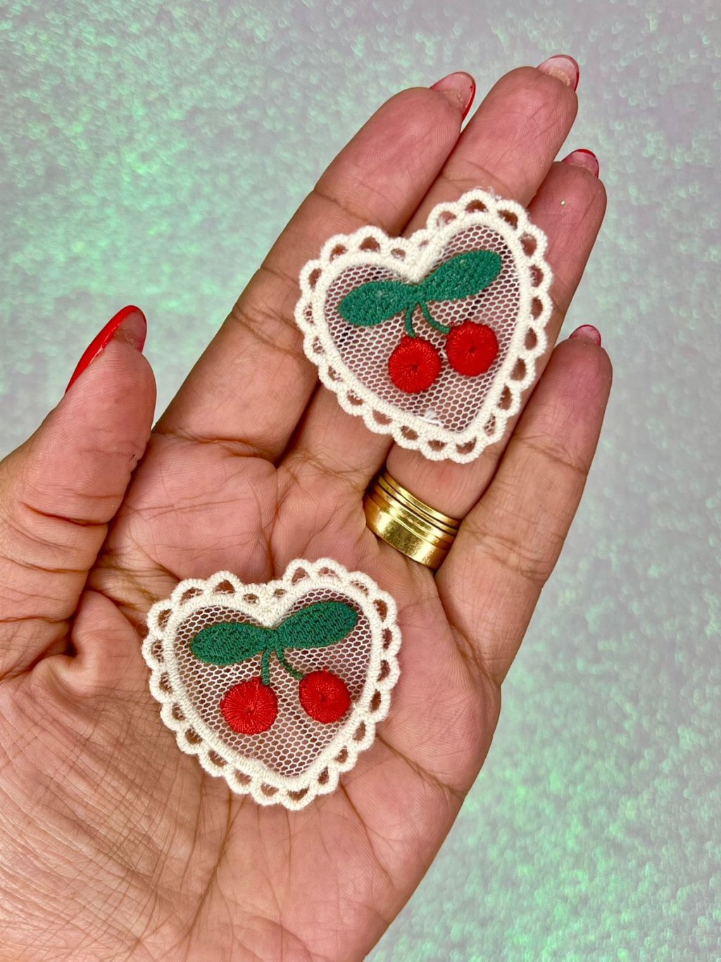 Aplique Bordado Coração Cereja Lomil APL61 Ref:49217 ROSA ESCURO 40mm 02und