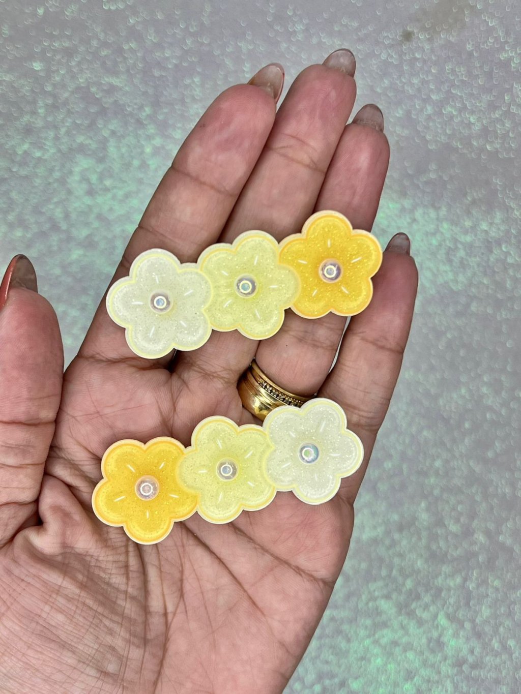 Aplique Trio Flor Gliter/Meia pérola Candy Yama 50042 AMARELO 65mm 02und