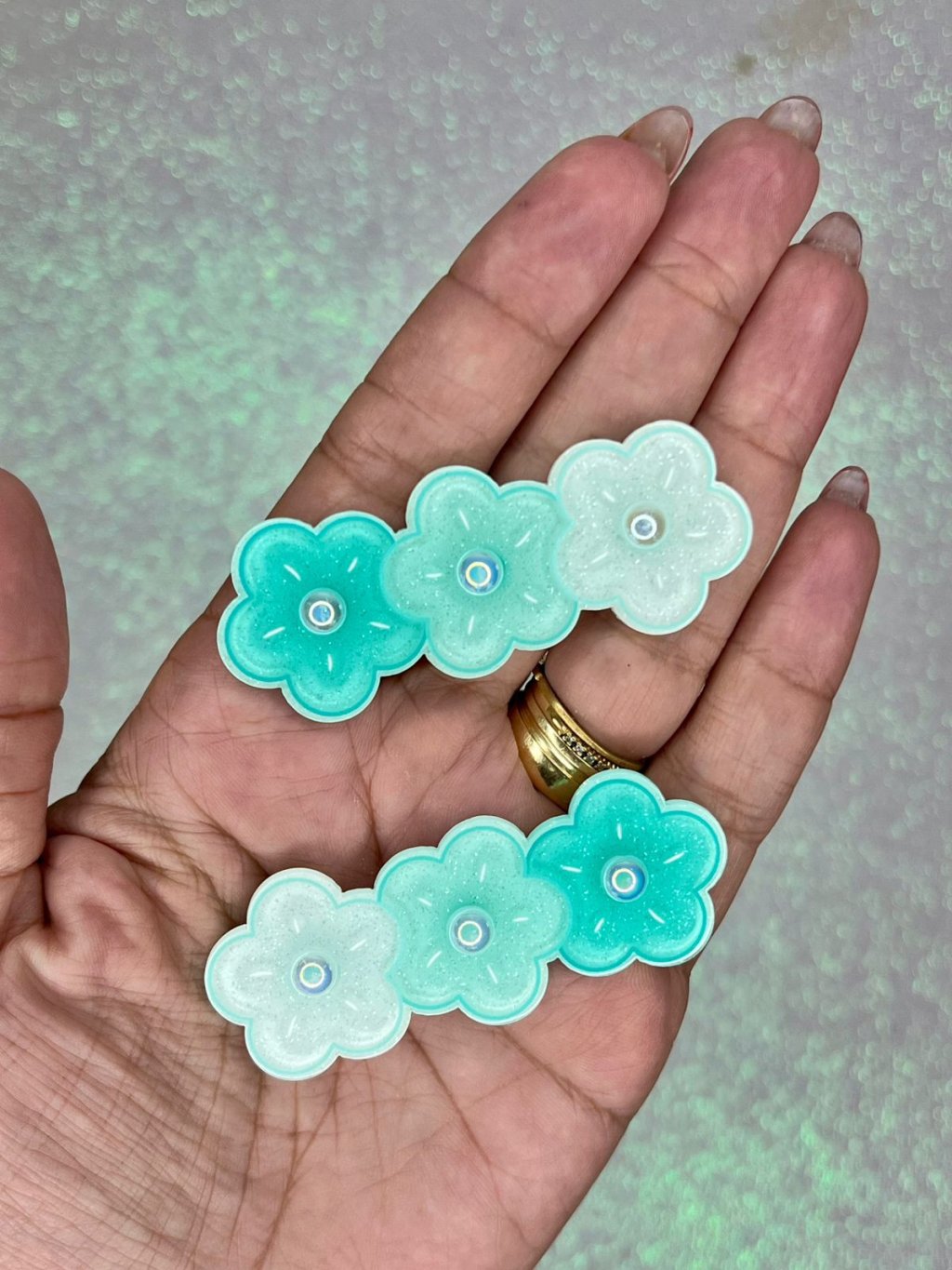 Aplique Trio Flor Gliter/Meia pérola Candy Yama 50042 ACQUA 65mm 02und