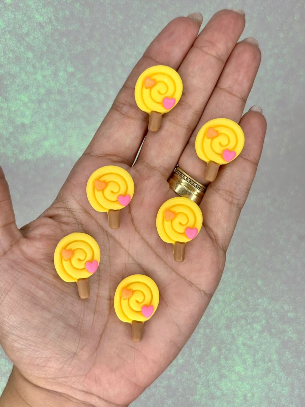 Aplique Pirulito Resina Coração Lomil Ref:50173 AMARELO 35mm 05und