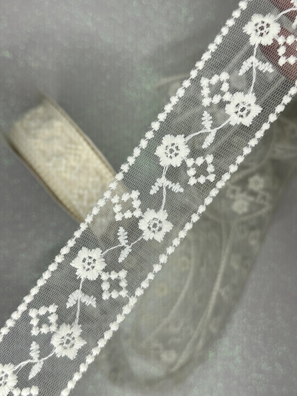 Fita Renda Flor Grande Lomil Ref:50247 OFFWHITE 38mm 02mt