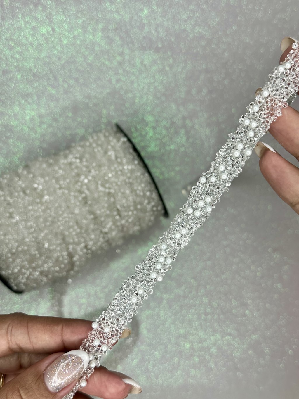 Micro Manta Strass/Pérola cravejado ADESIVA Yama Ref:48726 CRISTAL/BRANCO 10mm metro