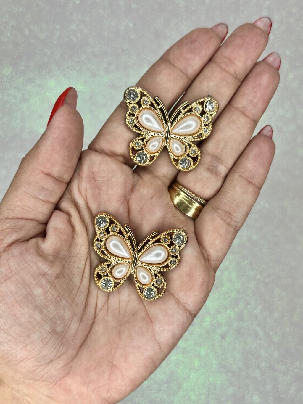 Aplique Borboleta Plástica Strass/Pérola Lomil Ref:50605 OURO 40mm 01und