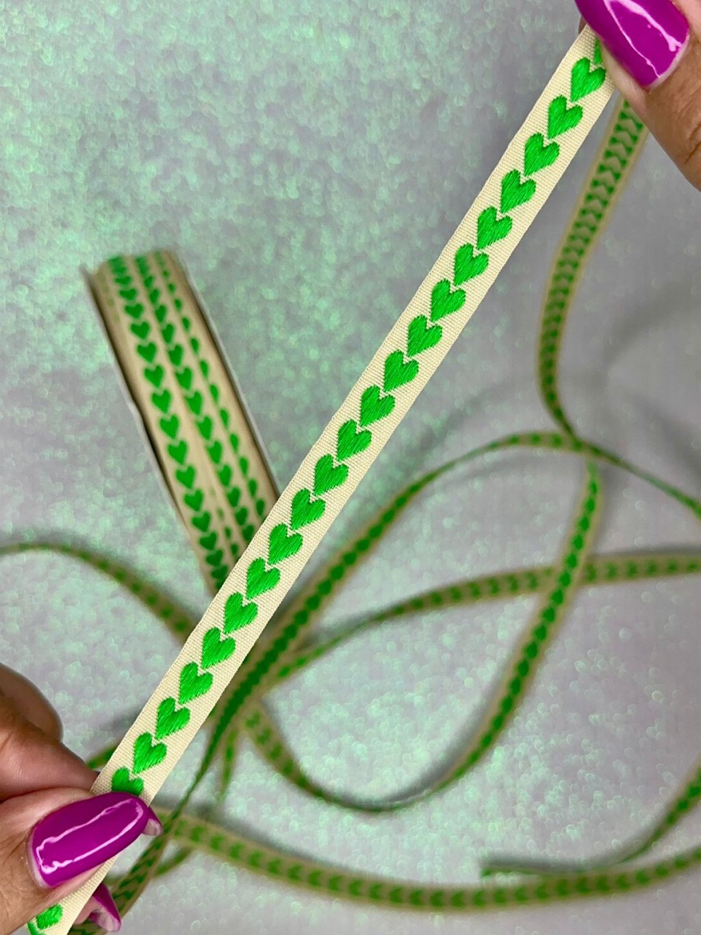 Fita Bordada Coração Mili Ref:49800 BEGE/VERDE BANDEIRA 10mm 02mt