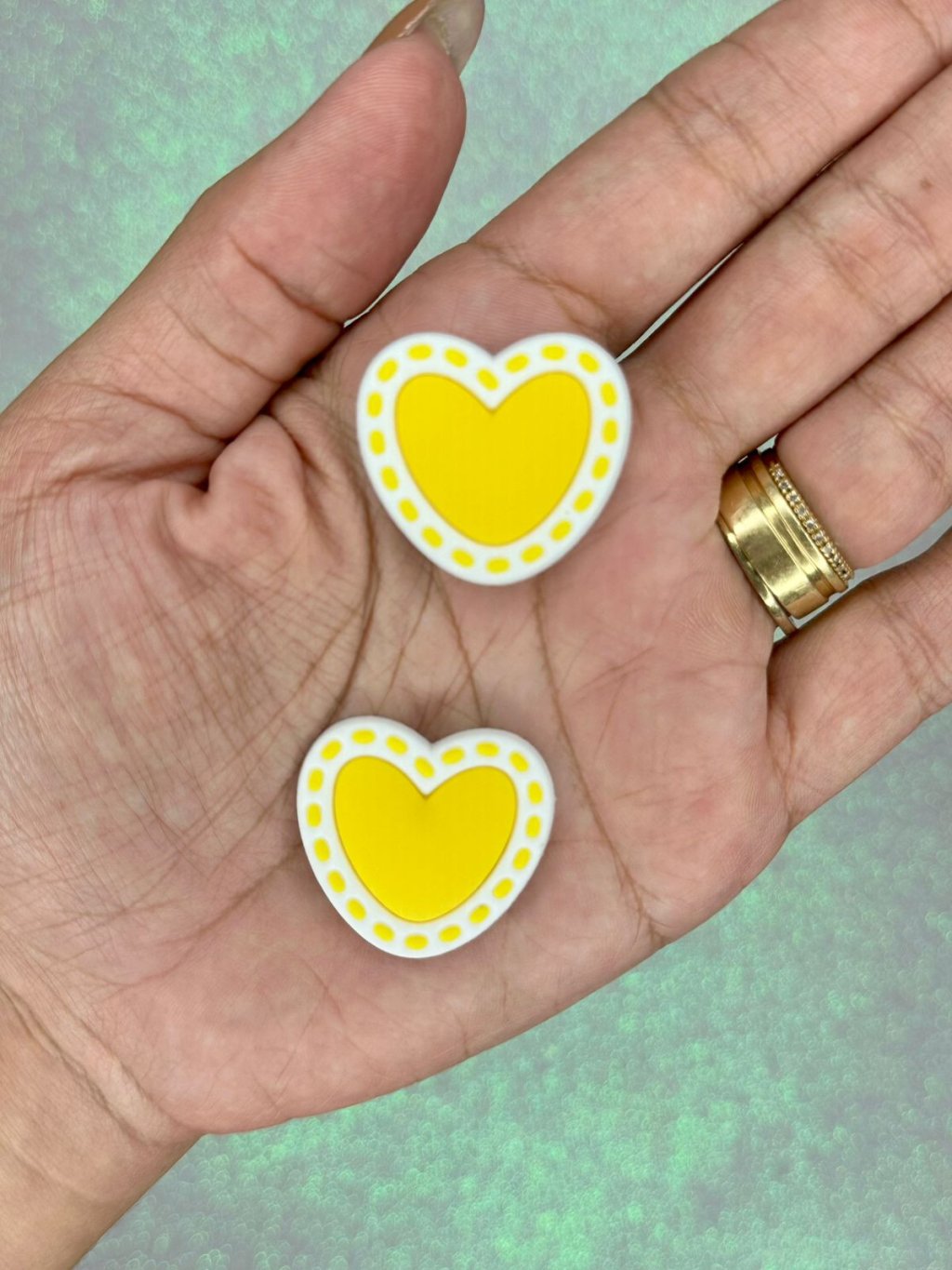 Aplique Emborrachado Coração Pespontado Ref:50946 AMARELO/BRANCO 30X27mm 02und