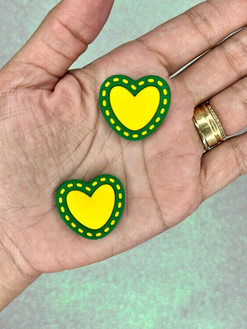 Aplique Emborrachado Coração Pespontado Ref:50946 VERDE/AMARELO 30X27mm 02und