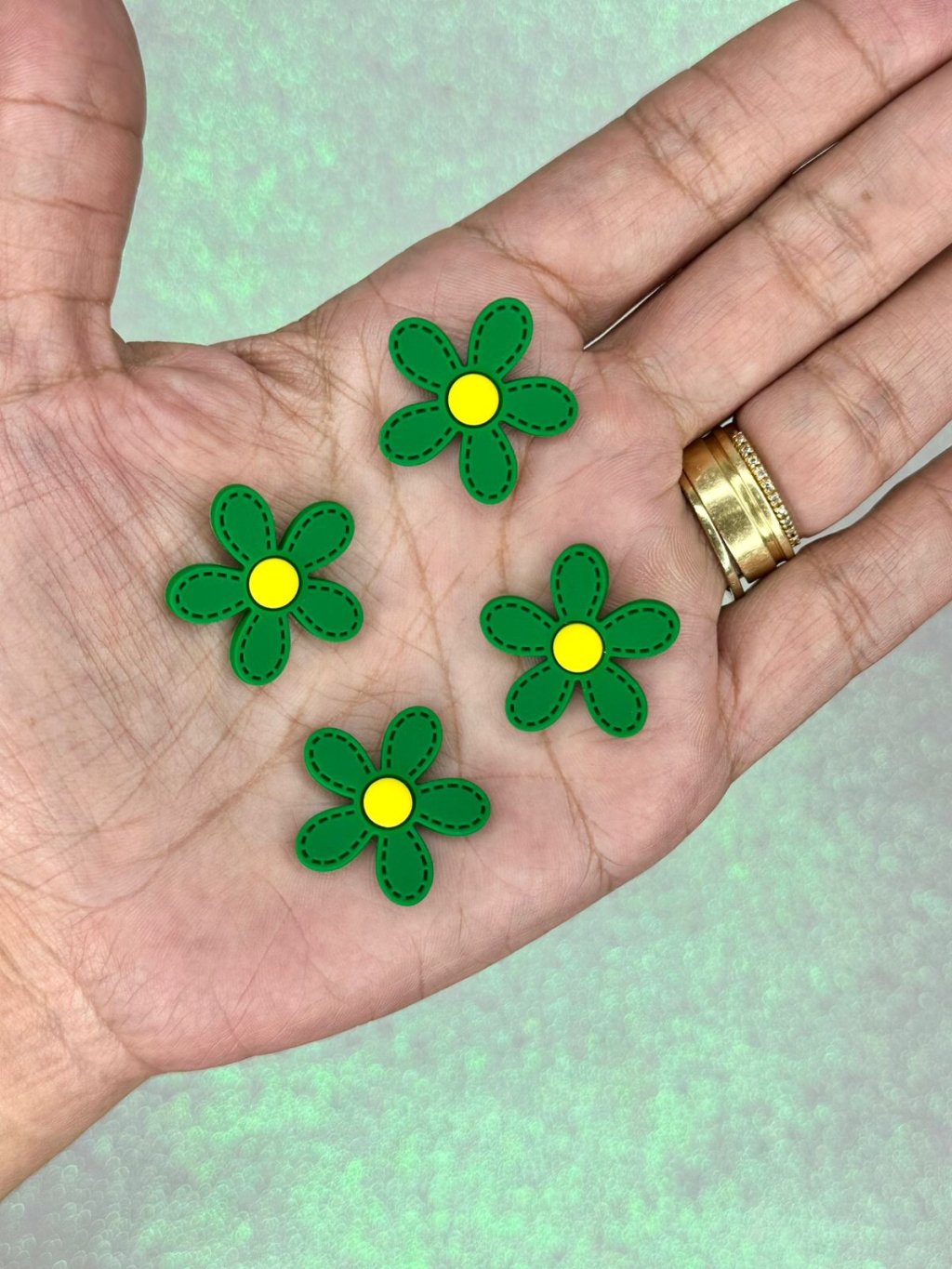 Aplique Emborrachado Flor Pesponto Ref:50948 VERDE/AMARELO 25mm 04und