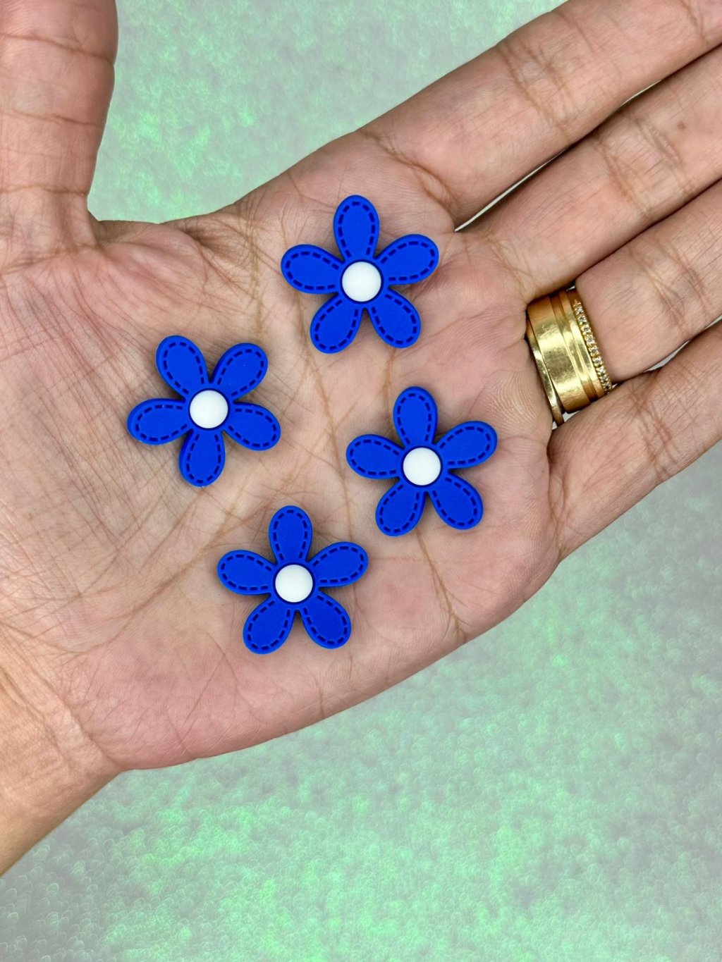 Aplique Emborrachado Flor Pesponto Ref:50948 AZUL/BRANCO 25mm 04und