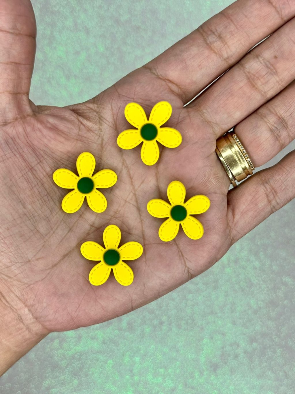 Aplique Emborrachado Flor Pesponto Ref:50948 AMARELO/VERDE 25mm 04und