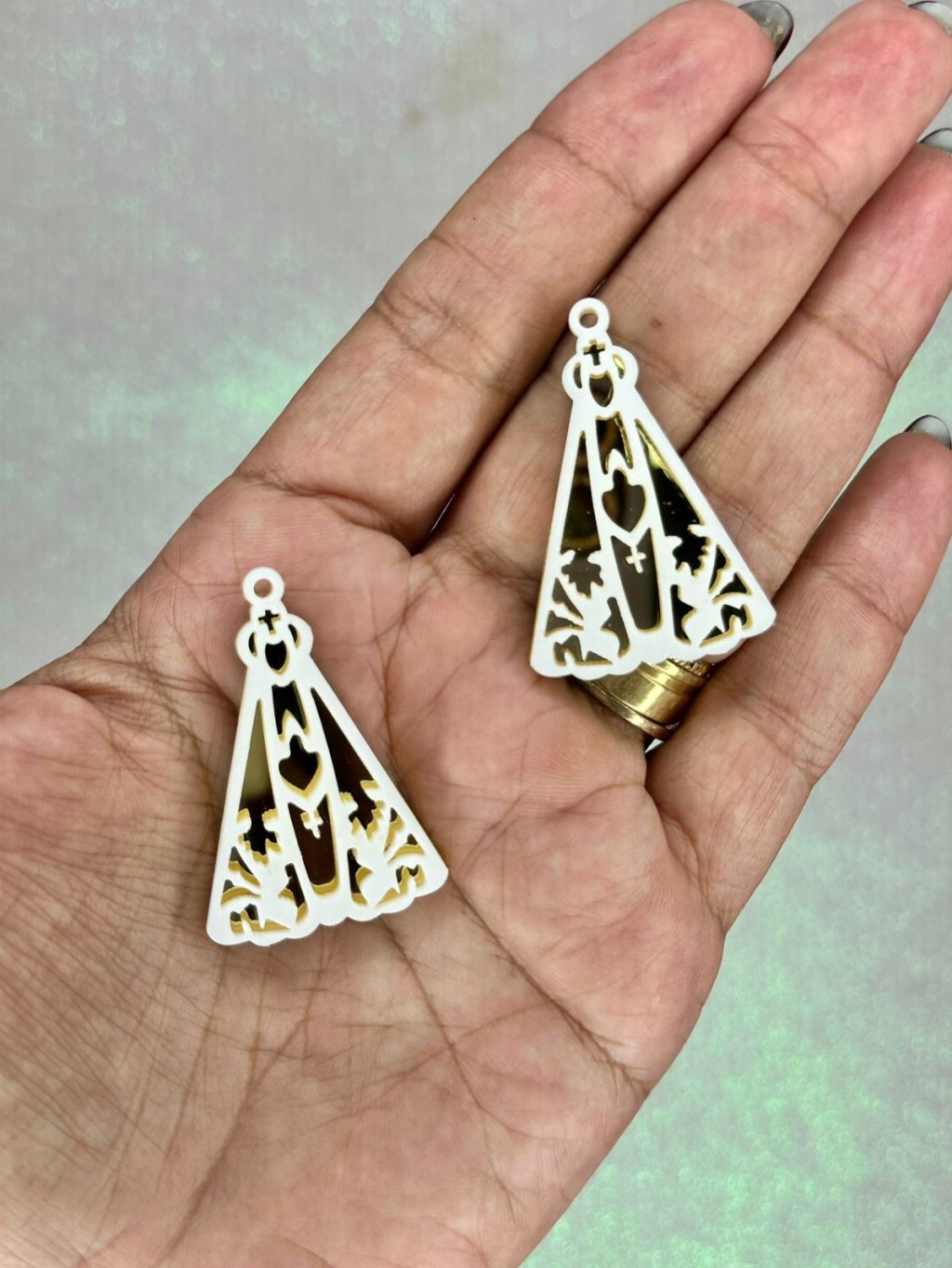 Aplique/Pingente Acrílico Nossa Senhora Aparecida Lomil Ref:51025 BRANCO/OURO 40x27mm 01Und