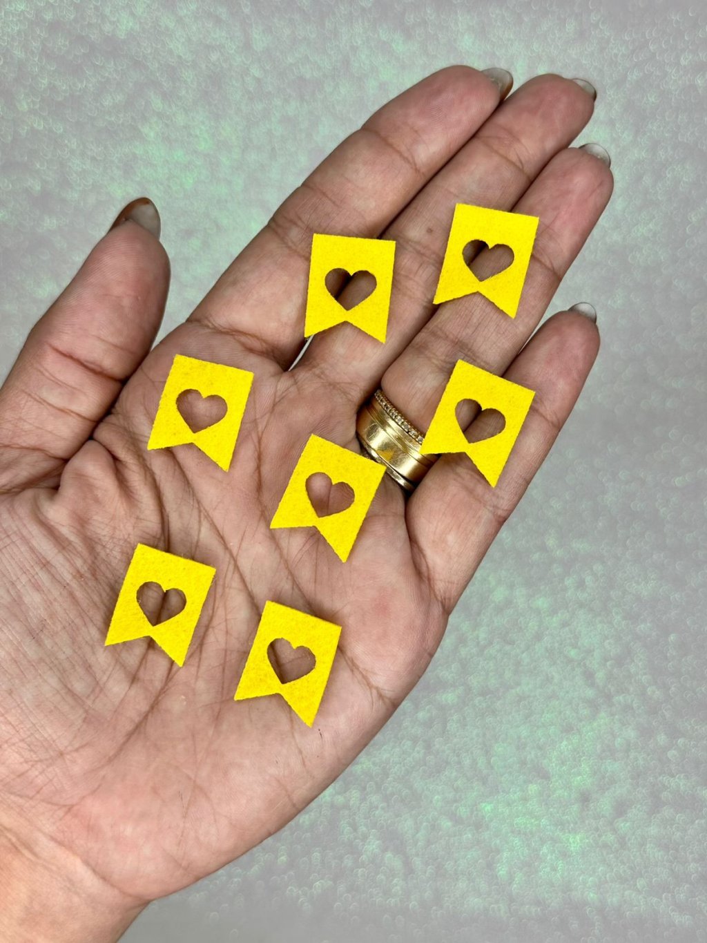 Aplique Bandeirinha Coração Feltro Ref:33327 AMARELO  1,5x2cm 20und
