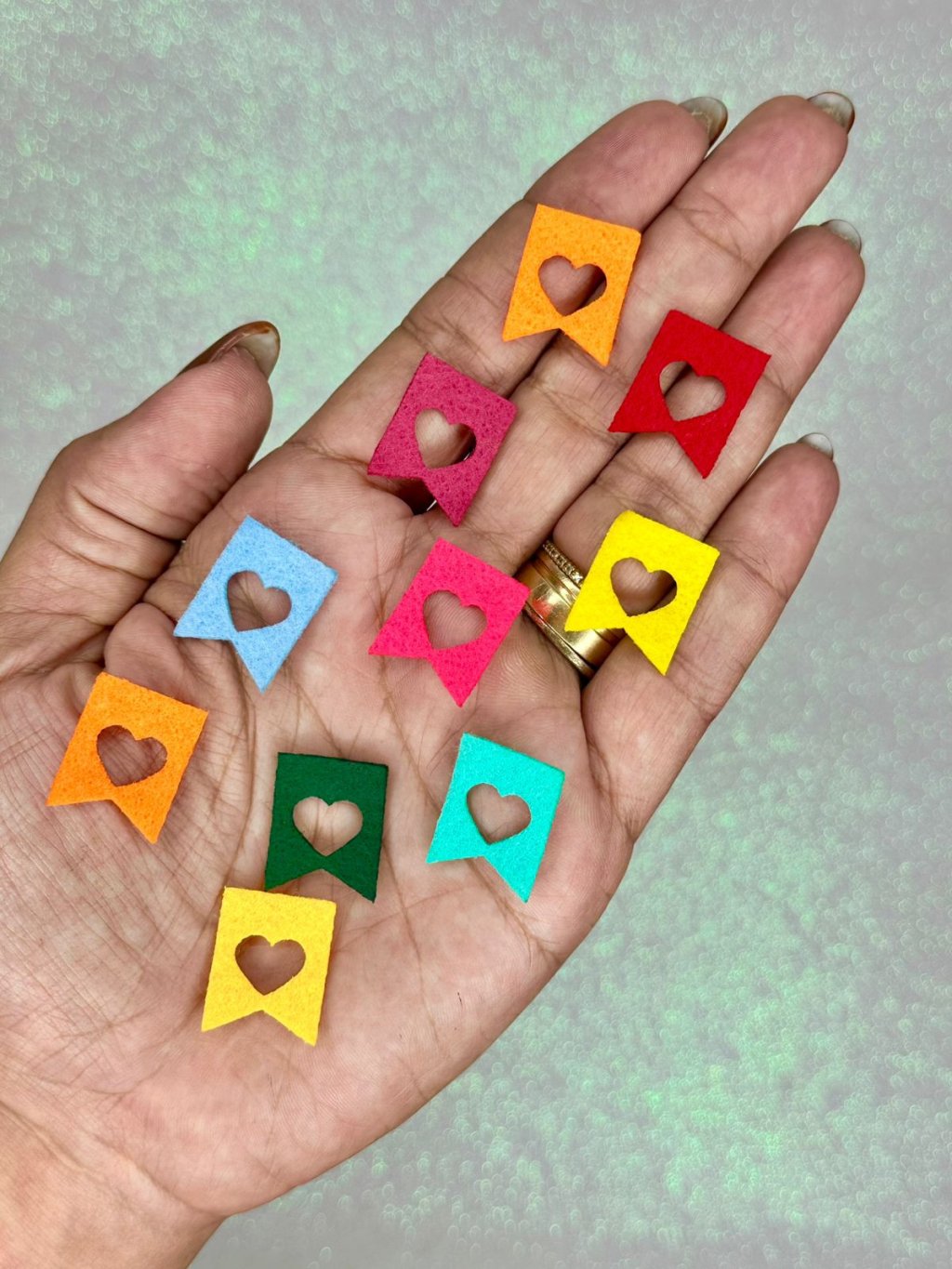 Aplique Bandeirinha Coração Feltro Ref:33327 MULTICOR 1,5x2cm 20und