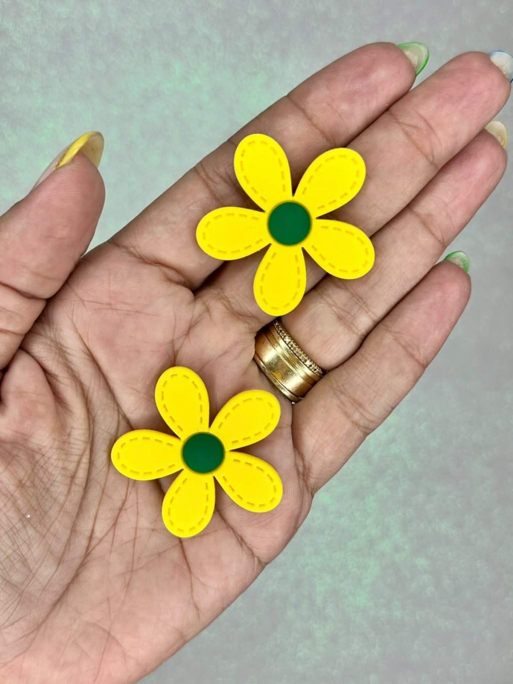 Aplique Emborrachado Flor Pesponto Ref:3272 AMARELO/VERDE 40mm 02und