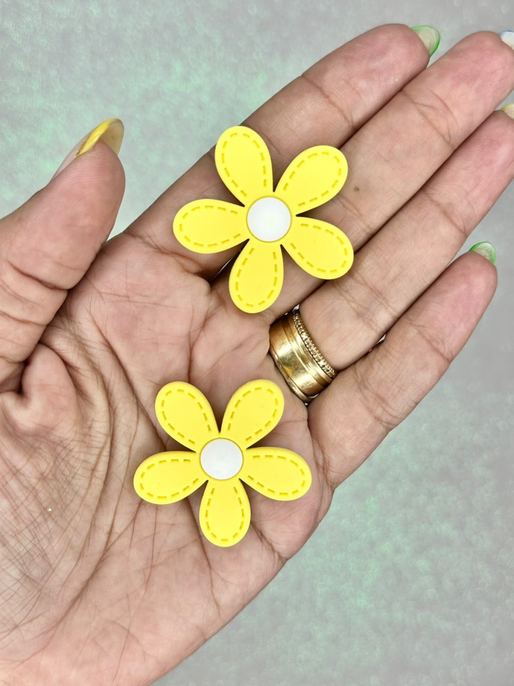 Aplique Emborrachado Flor Pesponto Ref:3272 AMARELO/BRANCO 40mm 02und