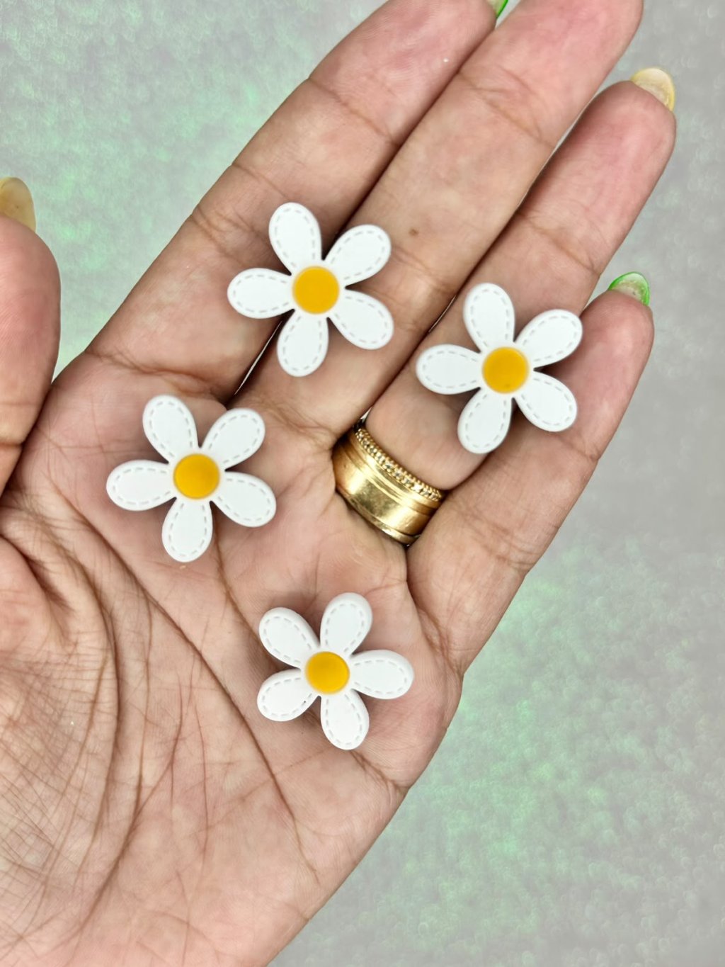 Aplique Emborrachado Flor Pesponto Ref:32728 BRANCO/AMARELO 25mm 04und