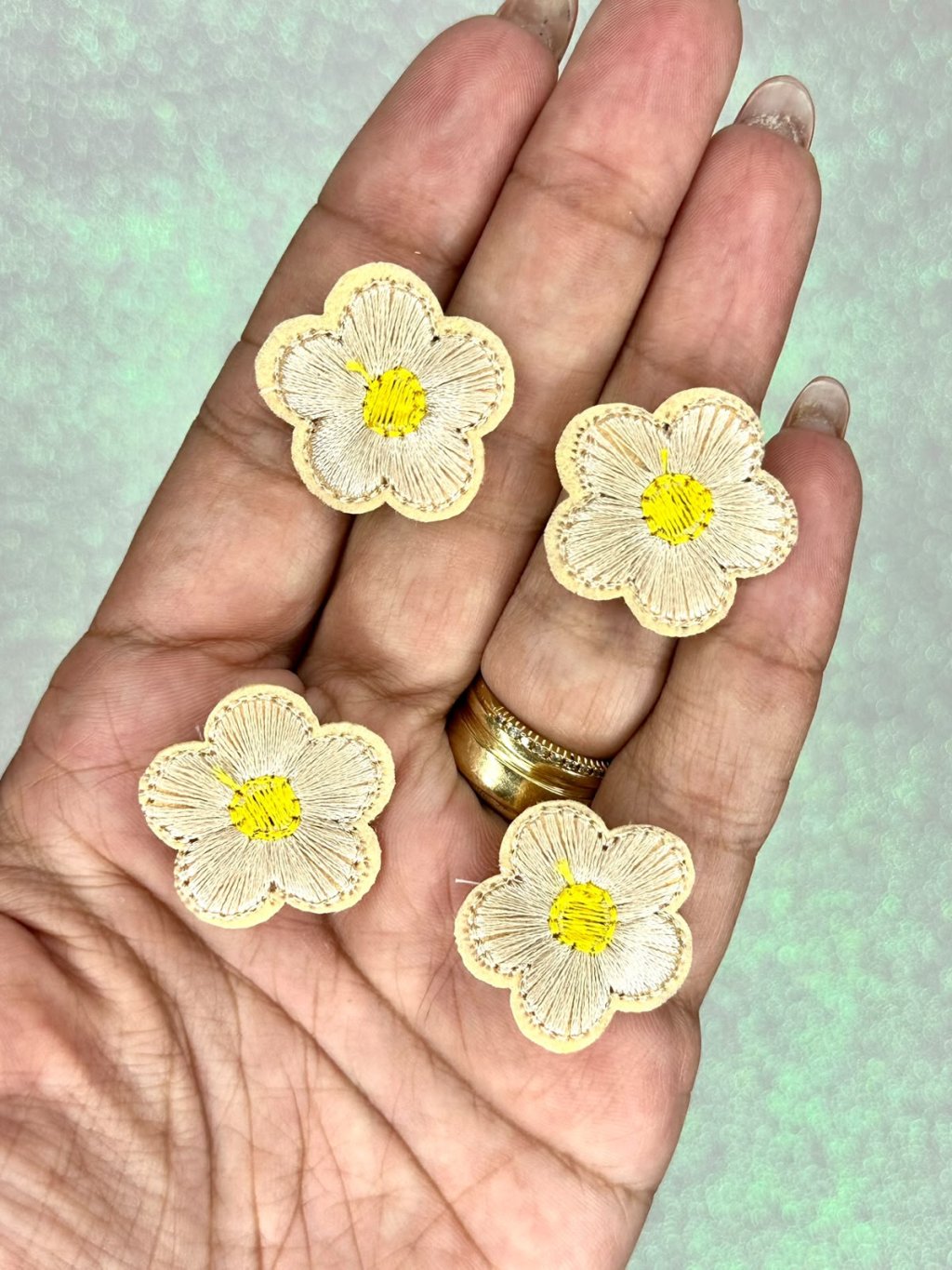 Aplique Flor Bordada Miolo Ref:33472 Lomil BEGE 25mm 04Und