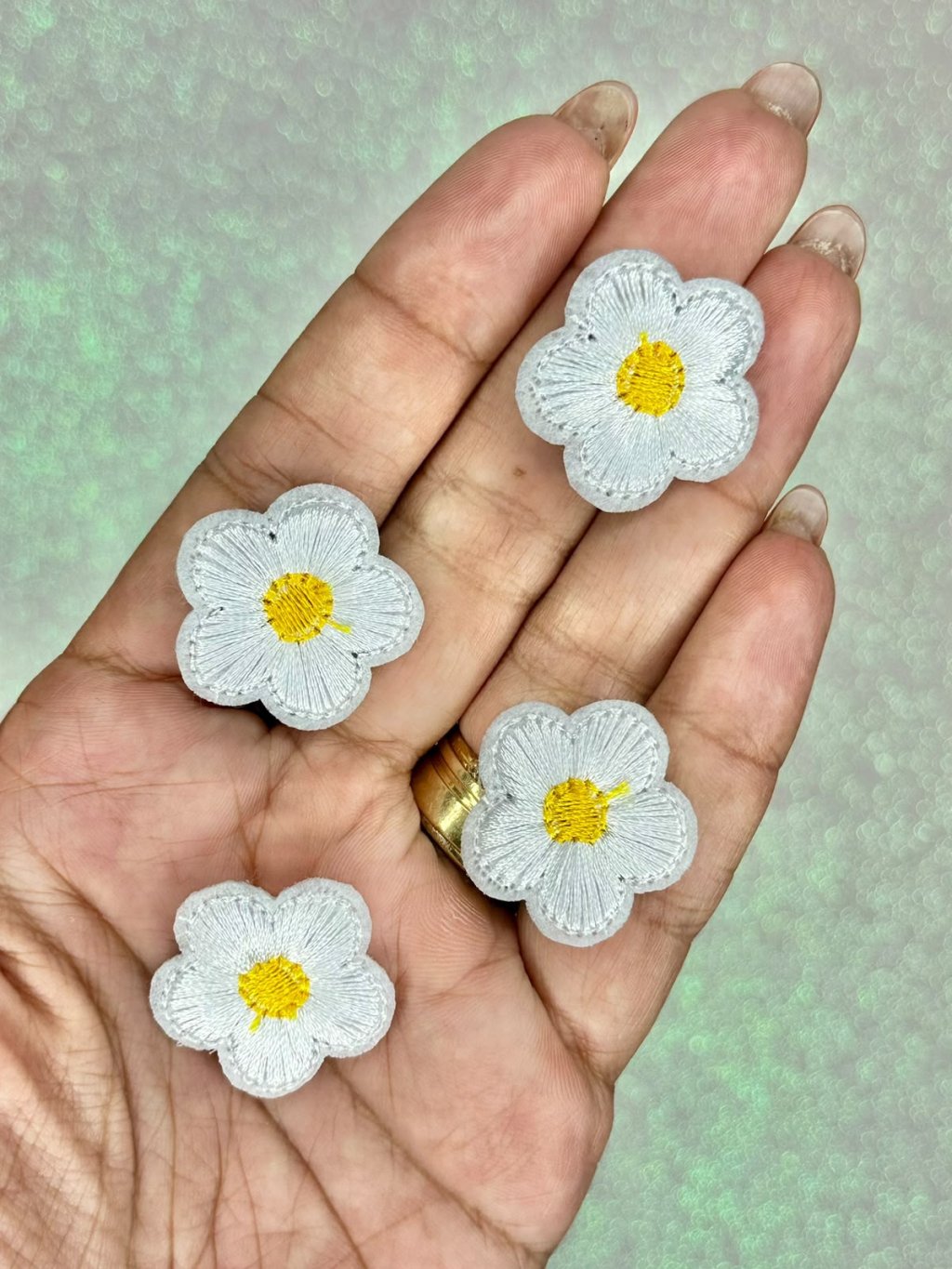 Aplique Flor Bordada Miolo Ref:33472 Lomil BRANCO 25mm 04Und