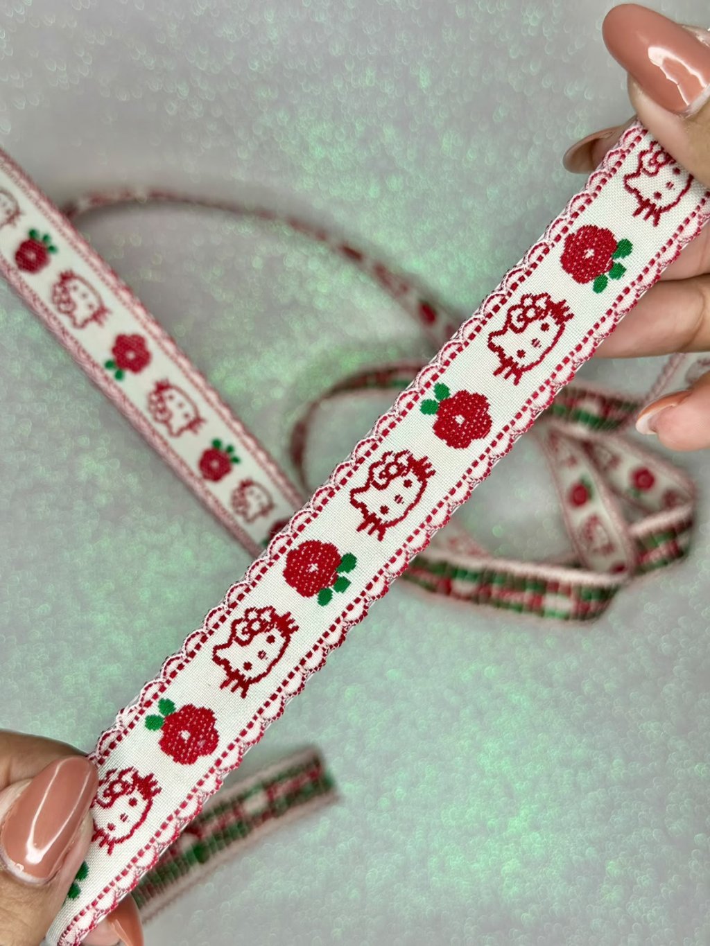 Fita Tecido Hello Kitty Mili Ref:33467 VERMELHA 25mm 03mt