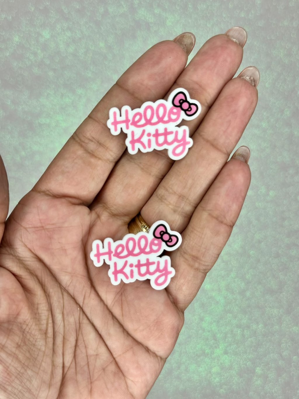 Aplique Acrílico Hello Kitty (Nome) Mili Ref:33465 ROSA CLARO 25mm 02und