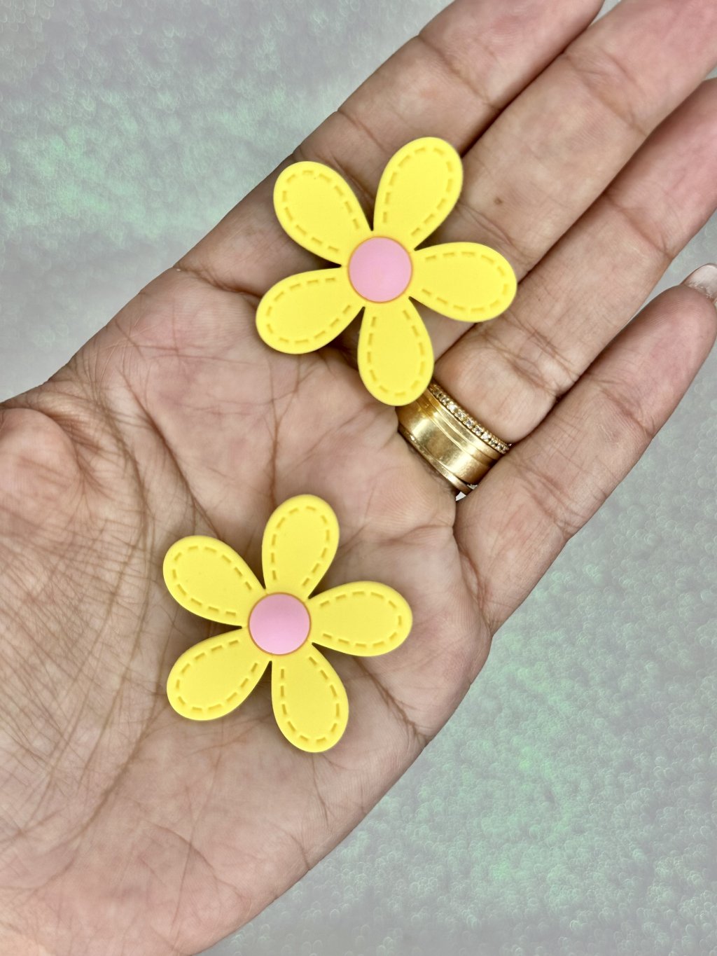 Aplique Emborrachado Flor Pesponto Ref:3272 AMARELO/ROSA 40mm 02und