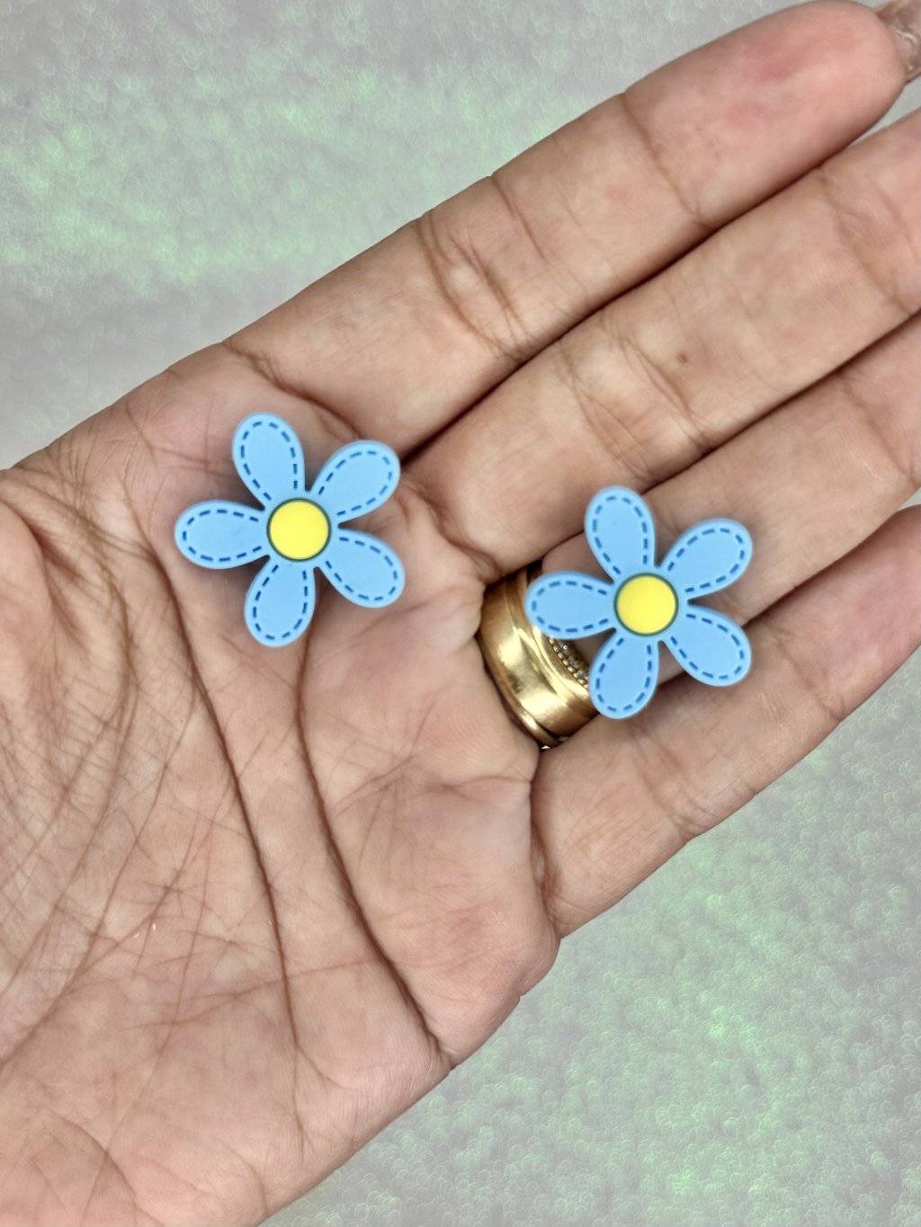 Aplique Emborrachado Flor Pesponto Ref:32728 AZUL CLARO/AMARELO 25mm 04und