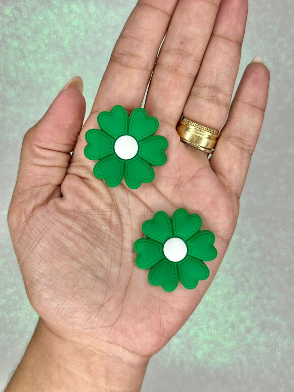 Aplique Emborrachado Flor Pesponto G Mili Ref:32721 VERDE BAND/BRANCO 37mm 02und